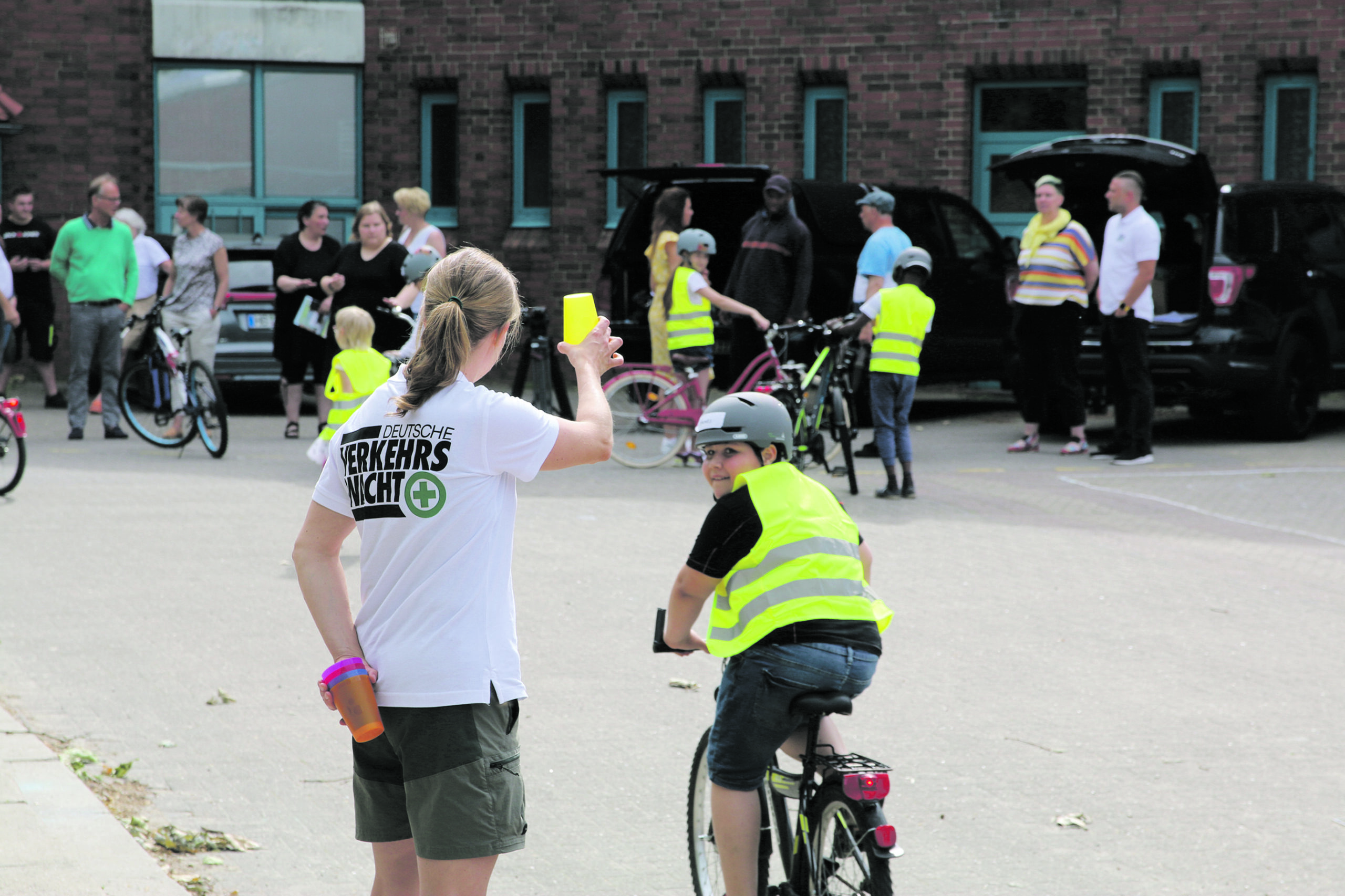 Schüler üben sicheres Fahren Fahrradintensivkurs der SeestadtVerkehrswacht EWK